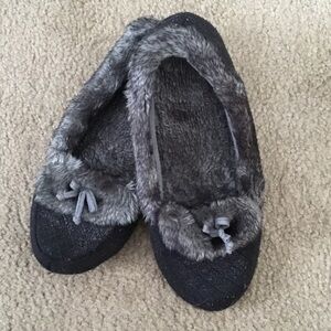 Isotoner Women's Gray Faux Fur Slippers